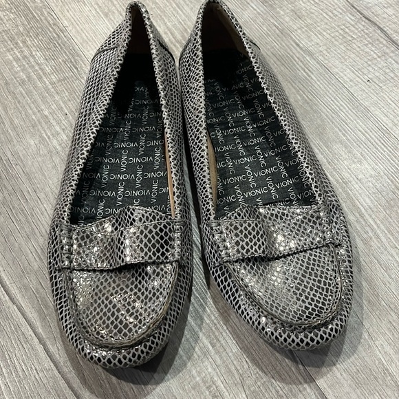 Vionic Shoes - Vionic silver loafers women’s size 9’metallic snake skin